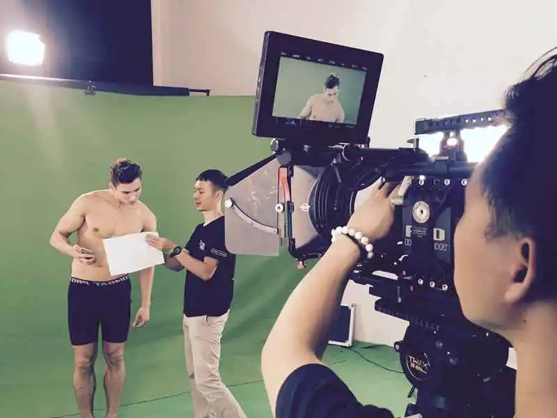 一言不合，就露“肌”