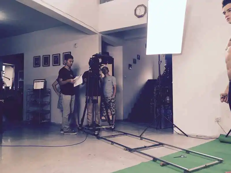 一言不合，就露“肌”